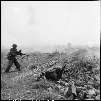 Contre-attaque menée par des éléments d'infanterie sur une position Viêt-minh au sud de Diên Biên Phu.