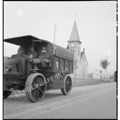 Un camion Latil TAR du 185e RA roule sur une route.