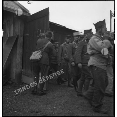 Photographie de groupe de soldats du QG de la 2e armée qui s'entraînent au port de l'ANP 31.