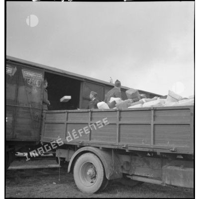Des soldats de la 2e armée transbordent des colis d'un wagon de chemin de fer à la caisse d'un camion.