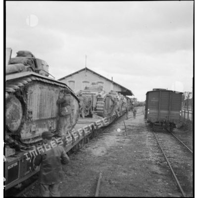 Plan général de chars B 1bis du 8e BCC chargés sur des wagons, l'ensemble est photographié de trois quarts dos.