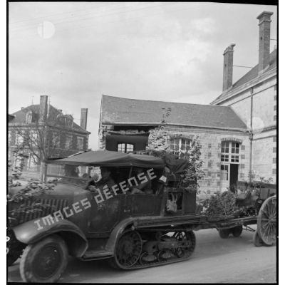 Un tracteur d'artillerie Unic P 107 BU tracte une pièce sur train rouleur d'artillerie Citroën-Kegresse.