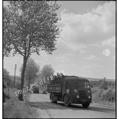 Un Renault AGK TTN de la 303/3 compagnie automobile de transport transporte des chevaux de la 3e DIM.