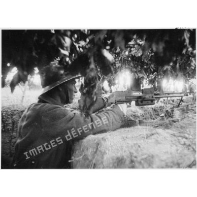 Un soldat de la 2e armée sert un FM M24/29 en batterie dans un poste de combat.