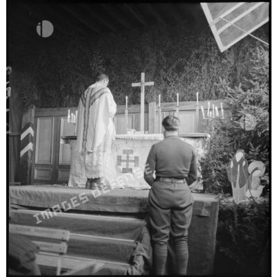Un prêtre catholique officie lors d'une messe.