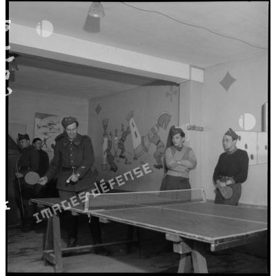 Des soldats de la 2e armée jouent au tennis de table dans un foyer.