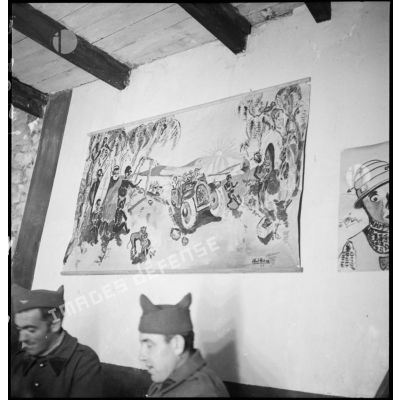 Vue de peintures murales qui décorent l'intérieur d'un foyer de la 2e armée.