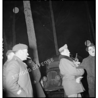 De nuit, photographie de groupe d'officiers de la 2e armée.