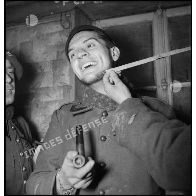Portrait d'un soldat dans un baraquement de la 2e armée.