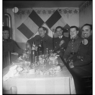 Photographie de groupe d'officiers de la 2e armée lors d'une popotte.