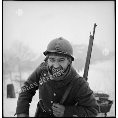 Portrait d'un marsouin de la 2e armée dans un paysage enneigé.