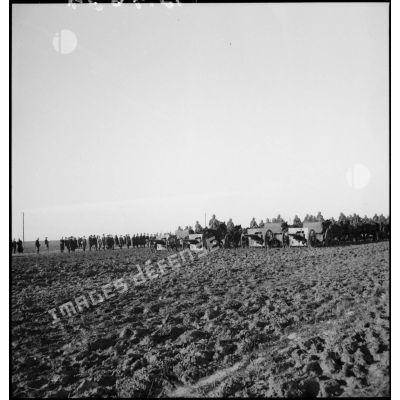 Des troupes alignées sont photographiées en plan général lors d'une prise d'armes au sein de la 2e DI.