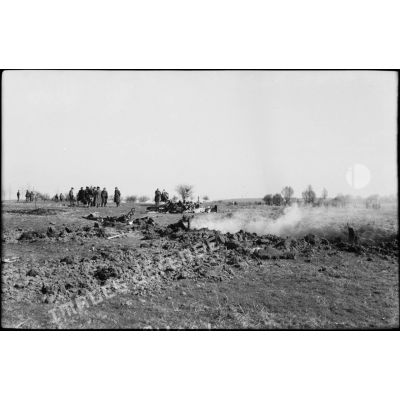 Les restes calcinés d'un avion de combat allemand abattu dans le secteur de la 2e armée.