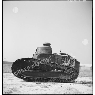 Un char Renault FT 17 désarmé brûle lors d'une expérimentation de destruction.