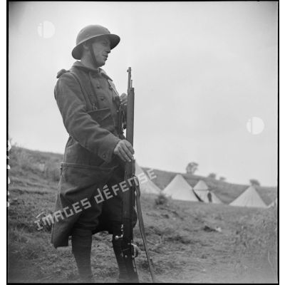 Une sentinelle de la 2e armée est photographiée en pied alors qu'elle garde le cantonnement.