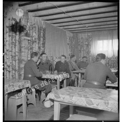 Des soldats de la 2e armée se détendent dans un foyer.