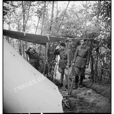 Lors d'une revue de cantonnement un lieutenant de la 2e armée se prépare à rentrer dans une tente.