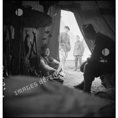 Au sein du cantonnement de la 2e armée vue intérieure d'une tente.