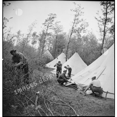 Dans le cantonnement des soldats de la 2e armée montent des tentes circulaires.