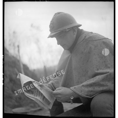 Portrait d'un soldat de la 2e armée qui lit un journal.