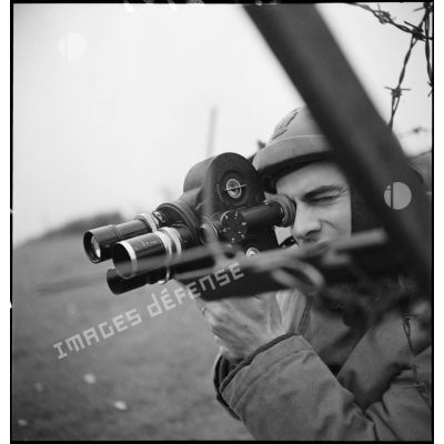 Portrait d'un caméraman du SCA au travail dans le secteur de la 2e armée.