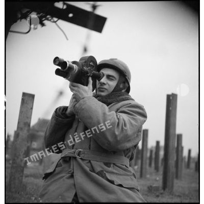 Portrait d'un caméraman du SCA au travail dans le secteur de la 2e armée.