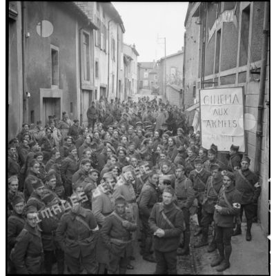 A Stenay, une foule de soldats de la 2e armée est photographiée à l'entrée d'une salle de cinéma aux armées.
