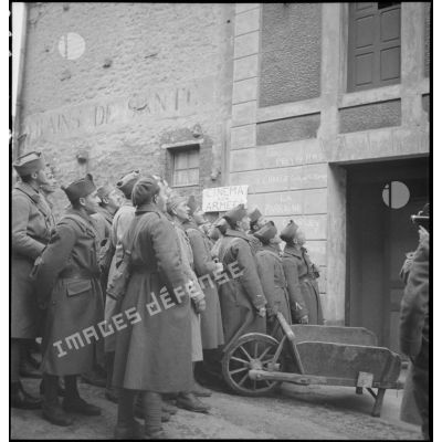 Dans une rue de Stenay des soldats de la 2e armée attendent une séance de cinéma aux armées.