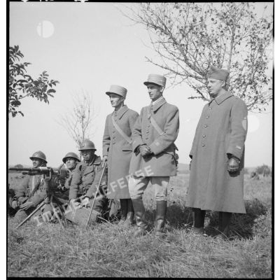 Des officiers de tirailleurs algériens de la 3e DINA assistent à un tir de Hotchkiss M14.