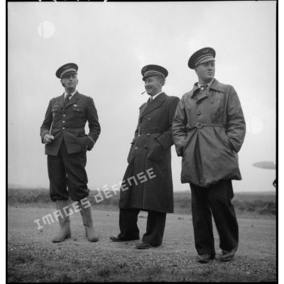Photographie de groupe de trois officiers de l'armée de l'Air.
