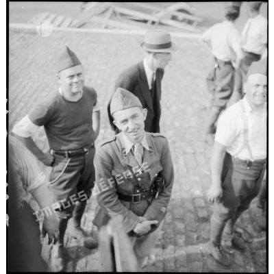 Photographie de groupe de soldats, d'un officier de la 2e armée et de civils.