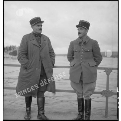 Photographie de groupe d'un commandant et d'un capitaine lors de la crue de la Meuse.