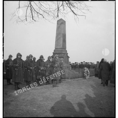 Plan général du monument aux morts avec au garde-à-vous des clairons de la 2e armée lors de la commémoration du 11 novembre.