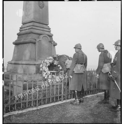 Lors de la commémoration du 11 novembre des soldats déposent un gerbe au monument aux morts.