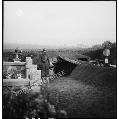 Plan général d'un cimetière, avec un soldat de la 2e armée au centre du cliché.