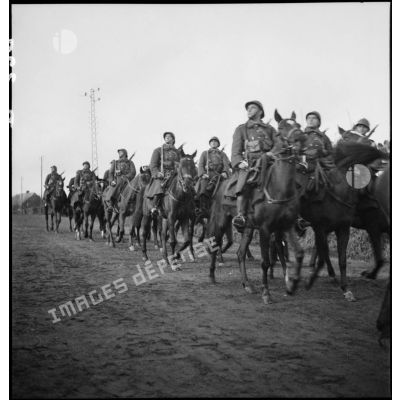 Des troupes françaises à cheval défilent lors de la commémoration du passage des lignes par les plénipotentiaires allemands le 7 novembre 1918.