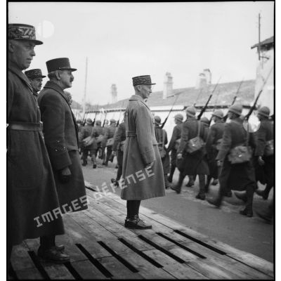  Le général d'armée Huntziger est photographié en pied de profil alors que des troupes à pied défilent lors de la commémoration du passage des lignes par les plénipotentiaires allemands le 7 novembre 1918.