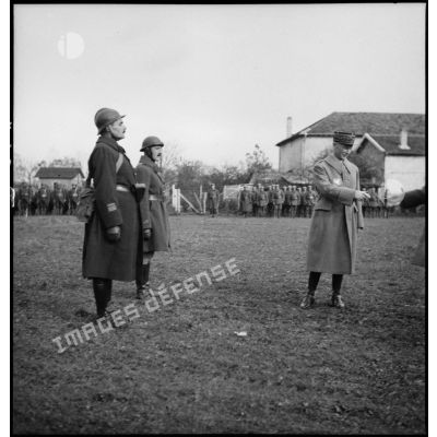 Photographie de groupe de deux récipiendaires (commandant Jouvet et capitaine Douhet) et du général d'armée Huntziger lors d'une cérémonie de remise de décorations.