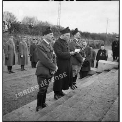 Photographie de groupe de trois aumôniers militaires lors de la commémoration du passage des lignes par les plénipotentiaires allemands le 7 novembre 1918, en arrière-plan des généraux de la 9e armée sont visibles.