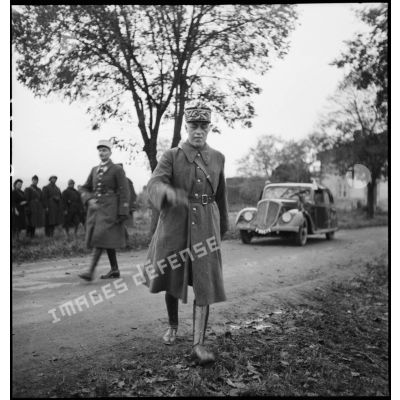 Un général de brigade est photographié en pied alors qu'il marche vers l'objectif lors de la commémoration du passage des lignes par les plénipotentiaires allemands le 7 novembre 1918.