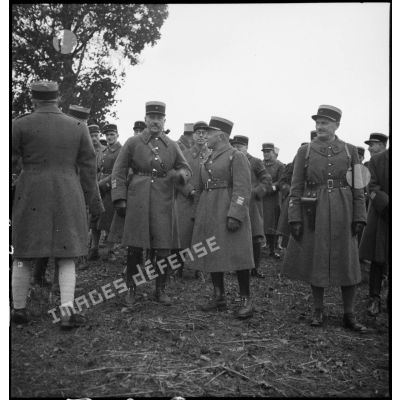 Photographie de groupe d'officiers lors de la commémoration du passage des lignes par les plénipotentiaires allemands le 7 novembre 1918.
