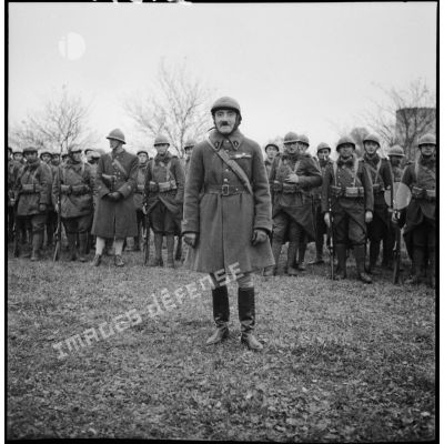 Le capitaine Douhet est photographié en pied lors de la commémoration du passage des lignes par les plénipotentiaires allemands le 7 novembre 1918.