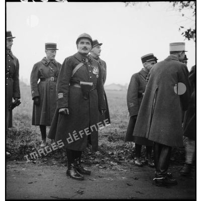 Le commandant Jouvet est photographié en pied lors de la commémoration du passage des lignes par les plénipotentiaires allemands le 7 novembre 1918.