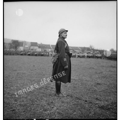 Le commandant Jouvet est photographié en pied lors de la commémoration du passage des lignes par les plénipotentiaires allemands le 7 novembre 1918.