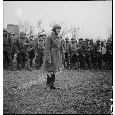 Le capitaine Douhet est photographié en pied lors de la commémoration du passage des lignes par les plénipotentiaires allemands le 7 novembre 1918.