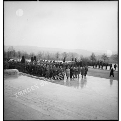 Plan général des autorités militaires au garde-à-vous lors de la cérémonie du 11 novembre au mémorial américain de Montfaucon-d'Argonne.