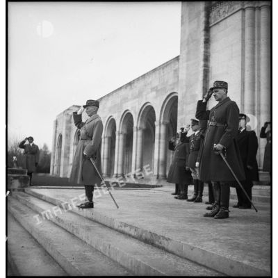 Le général d'armée Huntziger est photographié en pied de profil lors de la cérémonie du 11 novembre au mémorial américain de Montfaucon-d'Argonne.