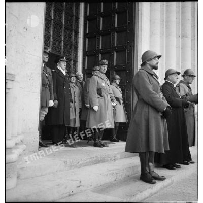 Photographie de groupe des aumôniers militaires qui font un discours lors de la cérémonie du 11 novembre au mémorial américain de Montfaucon.