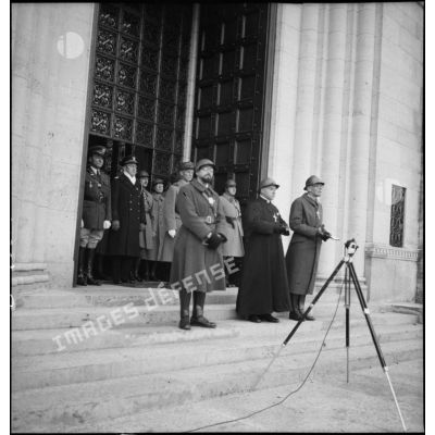 Photographie de groupe des aumôniers militaires qui font un discours lors de la cérémonie du 11 novembre au mémorial américain de Montfaucon .