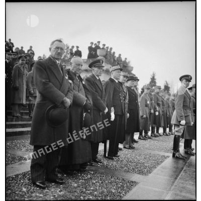 Photographie de groupe d'officiers de la 2e armée lors de la cérémonie du 11 novembre au mémorial américain de Montfaucon.